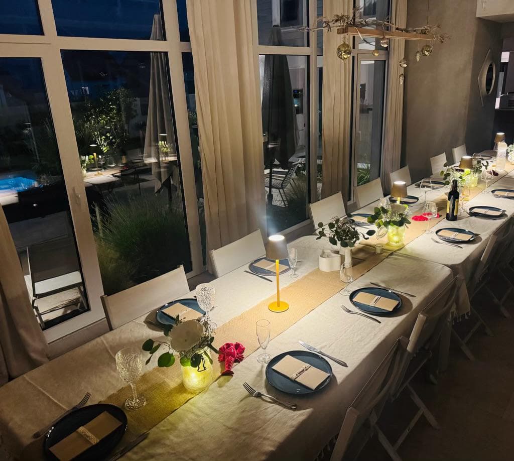 Table dressée pour repas festif au Loft Les Palissades by La Mer Du Bon Côté